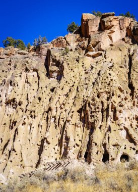 Bandelier Ulusal Anıtı 'nın ana uçurum manzarası mağara evlerini gösteriyor.