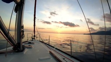 Bir yelkenlide görüldüğü gibi Akdeniz 'de gün doğumu manzarası