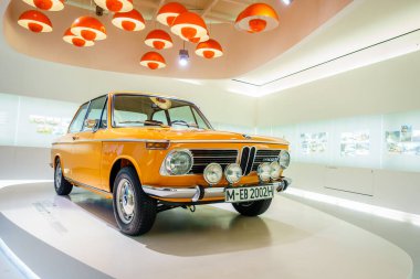 Münih, Almanya, 29 Eylül 2015: Ünlü BMW 2002 Tii Almanya 'nın Münih kentindeki BMW Müzesinde sergileniyor