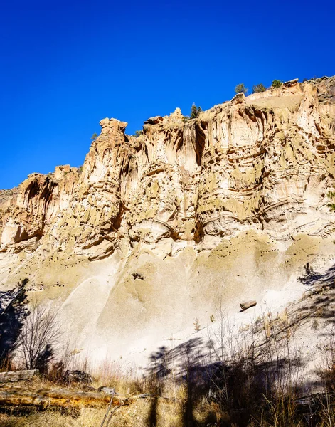 Pohled Hlavní Útes Národního Památníku Bandelier Jeskynními Příbytky — Stock fotografie