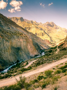 İskanderkul 'a giden manzaralı dağ yolu. Tacikistan dağlarında bir dağlık göl.