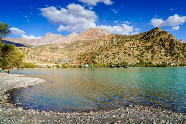 イスカンデルクルの風景 タジキスタンの山の中の高山湖 — ストック写真