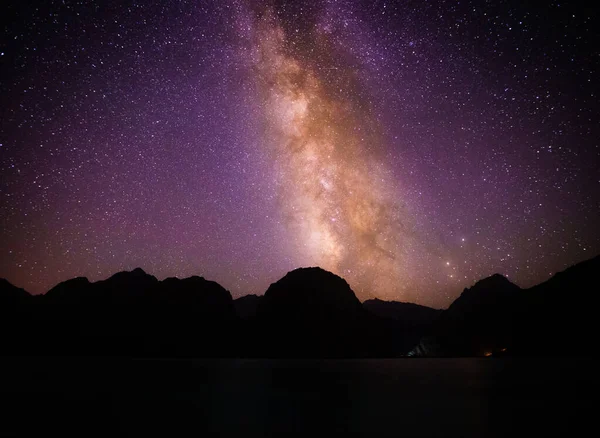 Nacht Hemel Met Prominent Uitzicht Melkweg Het Meer Iskanderkul Bergen — Stockfoto