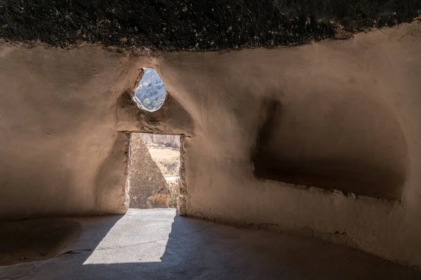 洞窟の中からの眺め 崖の中の自然の空洞は 居住者によって拡大されました バンデリエ国立記念碑 ニューメキシコ州 — ストック写真