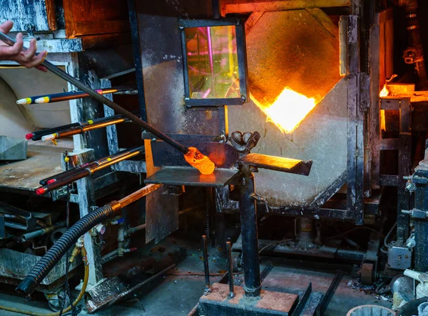 Moldando Vidro Quente Reúnem Durante Processo Sopro Vidro — Fotografia de Stock