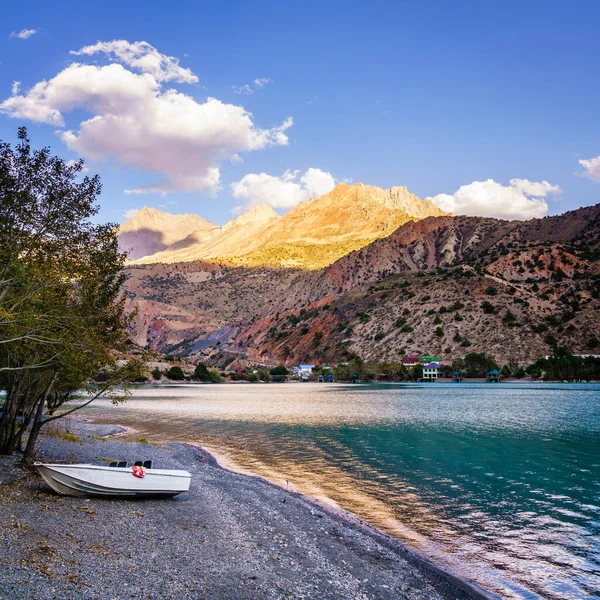 Βραδινή Σκηνή Στην Όχθη Της Αλπικής Λίμνης Iskanderkul Στο Τατζικιστάν — Φωτογραφία Αρχείου