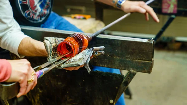 Een Kleurrijk Glas Maken Een Glasblazende Studio — Stockfoto