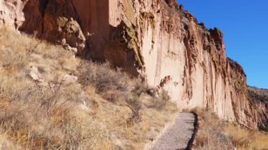 New Mexico 'daki Bandelier Ulusal Anıtı' ndaki ana uçurum ve Frijoles Kanyonu manzarası