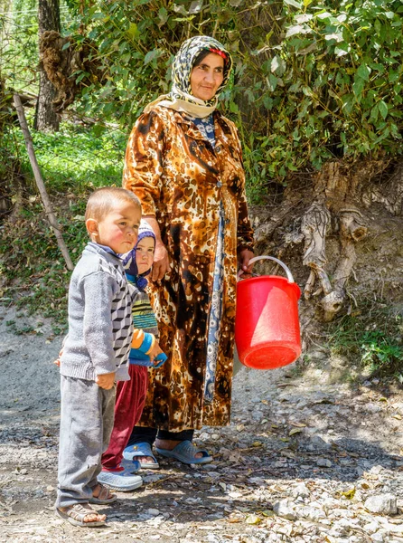 August 2016 Margib Village Tajikistan Children Grandmother Small Village Yaghnob — Stockfoto