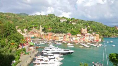 Limanın ve İtalyan Rivierası 'ndaki Portofino köyünün manzarası