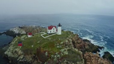 York 'taki Nubble deniz fenerinin hava manzarası, sisli ben.