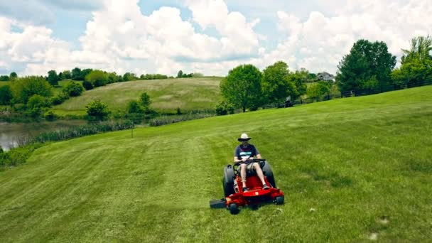 Clip Uomo Tosaerba Cavallo Nel Cortile — Video Stock