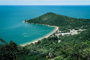 Brezilya, Balnear io Camboriu 'daki Unipraias parkındaki zeplin ve Praia das Laranjeiras manzarası