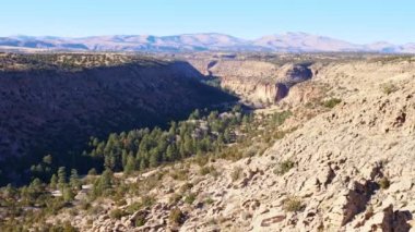 Bandelier Ulusal Anıtı, New Mexico 'daki Frijoles Kanyonu manzarası