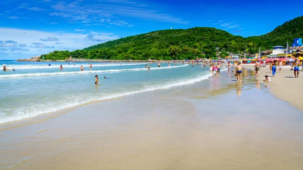 Florianopolis Brazylia Stycznia 2022 Zatłoczona Plaża Praia Barra Lagoa Florianopolis — Zdjęcie stockowe