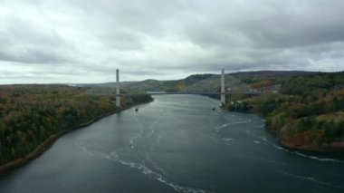 Penobscot Narrows Köprüsü ve Penobscot Nehri manzaralı.