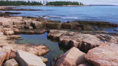 Maine 'deki Acadia Ulusal Parkı' ndaki Rocky sahili.