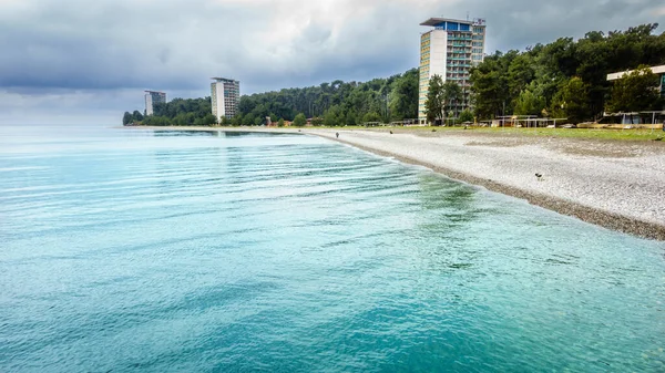 Άποψη Της Παραλίας Στη Γεωργιανή Πόλη Pitsunda Την Άνοιξη — Φωτογραφία Αρχείου