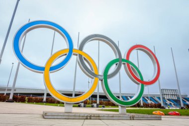 Sochi, Adler, Rusya, 14 Nisan 2016: 2015 Kış Olimpiyatları 'ndan sonra Soçi Olimpiyat Parkı' nda Olimpiyat Yüzükleri heykeli