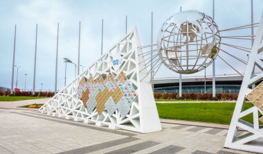 Sochi, Adler, Rusya, 14 Nisan 2016: 2015 Kış Olimpiyatları 'ndan sonra Soçi Olimpiyat Parkı' nda Şampiyonlar Duvarı heykeli