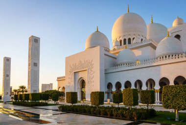 Gün batımında Abu Dabi, BAE 'deki Şeyh Zayed Büyük Camii' nin dışında.