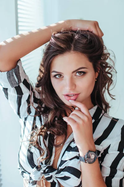 güzel esmer kadın yatakta ile şehvetli poz doğal saç ile açık gömlek ve beyaz külot