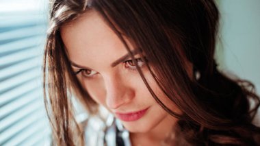 güzel esmer kadın yatakta ile şehvetli poz doğal saç ile açık gömlek ve beyaz külot