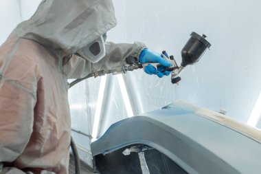 Otomobil tamircisi ressam elinde araba vücut boya odasında boyama airbrush Montaj cihazları-Pulverizatör ile koruyucu eldiven.