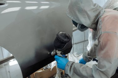 profesyonel araba ressam garajda tarafından airbrush boyama.