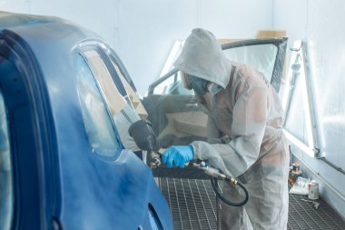 profesyonel araba ressam garajda tarafından airbrush boyama.