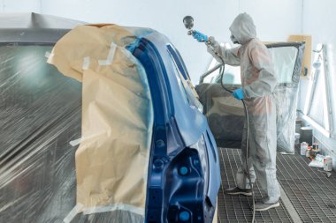 Otomobil tamircisi ressam elinde araba vücut boya odasında boyama airbrush Montaj cihazları-Pulverizatör ile koruyucu eldiven.