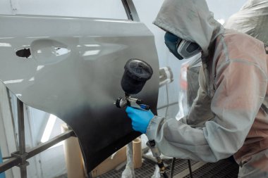 profesyonel araba ressam garajda tarafından airbrush boyama.