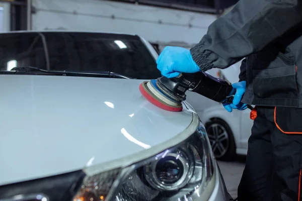 Serviceman polimento corpo do carro com máquina em uma oficina . — Fotografia de Stock