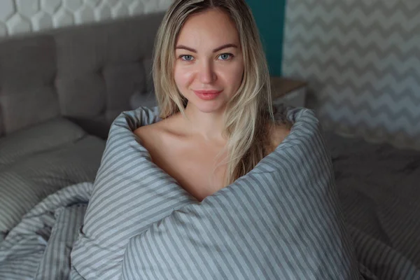 Wintermorgen.Ein sexy Mädchen hat ihre Bettdecken im Bett eingewickelt. Bettwäsche und früheres Aufwachen zur Arbeit — Stockfoto