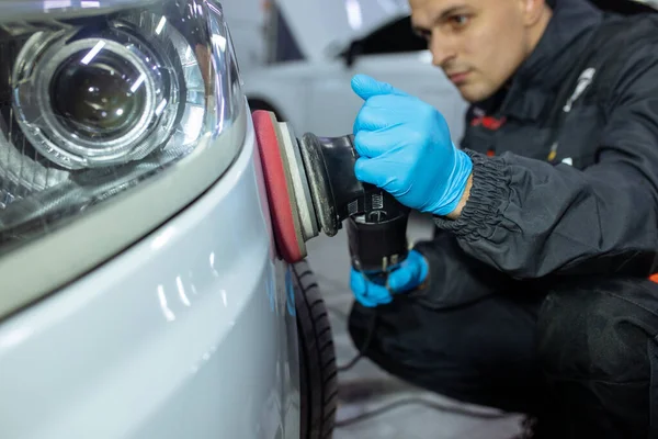 Serviceman polimento corpo do carro com máquina em uma oficina . — Fotografia de Stock