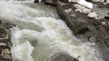 Buzlar çözülsün. Erken bahar karı eritir ve su bir dağ nehri ve akarsu yaratır. ekoloji ve doğa koruması