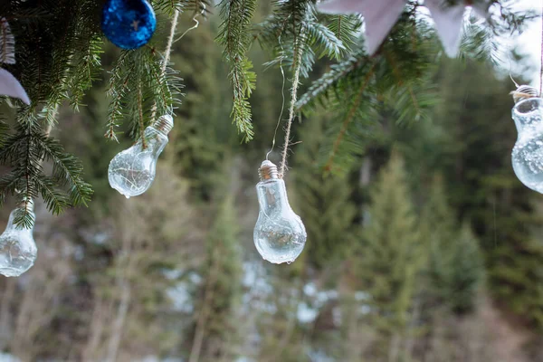 Decoración del árbol de Navidad con una bombilla. Decoración exterior para zona de fotos —  Fotos de Stock
