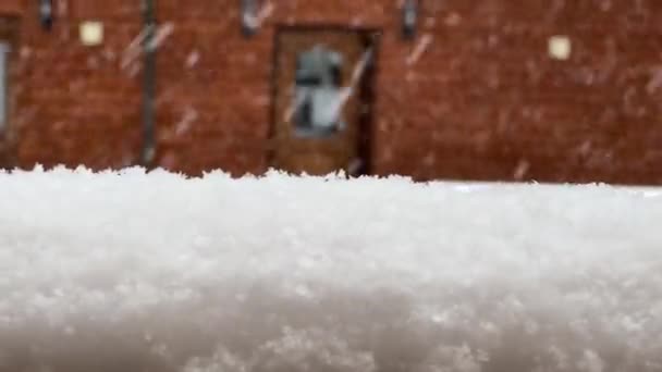 Dışarıda bir evin arka bahçesinde kar yağıyor. Kar tanesine odaklanıyorum. — Stok video