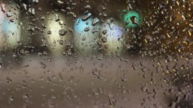 araba penceresinde yağmur damlaları yakın