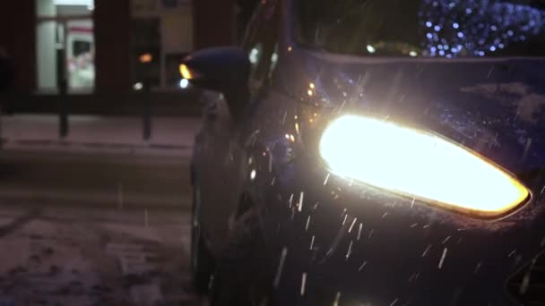 Vůz zapnul blinkr v noci v zimě na zatáčce ve sněhu — Stock video