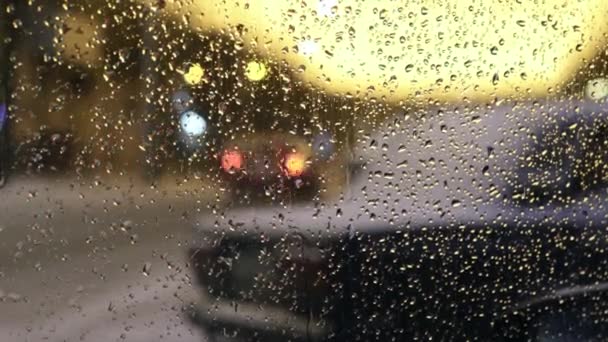 Gouttes de pluie sur la fenêtre de la voiture fermer — Video