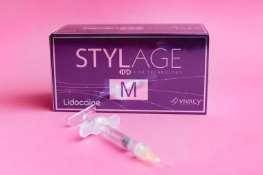 Yaremche, Bukovel, Ukrayna - 10 Ocak 2022 Dudak büyütme ve yüz şekillendirme hazırlığı. Doldurucu Biçimi