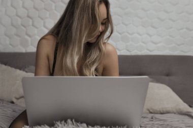 Güzel, genç bir kız web kamerası çekiyor, model olarak çalışıyor. İnternette flört etme, internette seks.