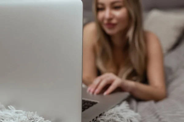 Een mooi, jong meisje schiet op een webcam, werkt als model. Het concept van online flirten, seks op het internet — Stockfoto