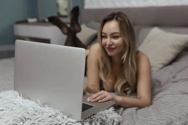 Een mooi, jong meisje schiet op een webcam, werkt als model. Het concept van online flirten, seks op het internet — Stockfoto