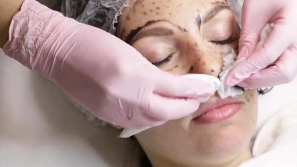 Kozmetikus Fekete Maszkot Visel Egy Gyönyörű Arcán Gyönyörű Spa Szalon — Stock videók