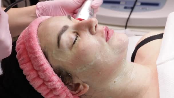 Cosmetoloog maakt biolifting rf-lifting procedure. Verjongende huid, voorkomen van veroudering, vrouw krijgen stimulerende schoonheid gezichtsbehandeling. hardware cosmetologie in een moderne kliniek. 4 k video — Stockvideo