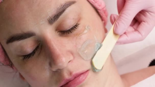 Kosmetolog gör biolifting rf-lyft förfarande. Föryngrande hud, förebygger åldrande, kvinna får stimulerande skönhetsbehandling i ansiktet. hårdvara kosmetologi i modern klinik. 4 k video — Stockvideo