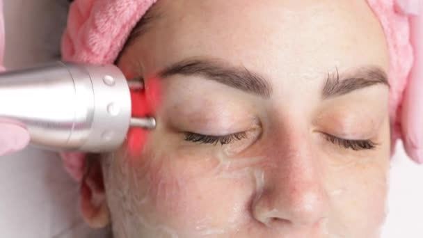 Kosmetolog robi biolifting RF-lifting procedury. Odmładzająca skóra, zapobiegająca starzeniu się, pobudzająca pielęgnacja twarzy. kosmetologia sprzętu w nowoczesnej klinice. 4 tys. wideo — Wideo stockowe