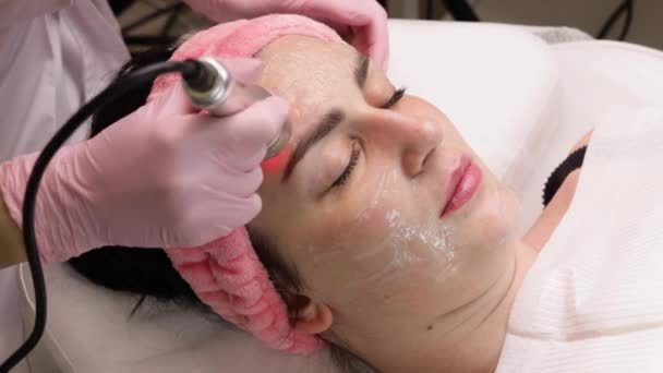 Cosmetólogo haciendo biolifting procedimiento rf-lifting. Rejuvenecer la piel, prevenir el envejecimiento, la mujer recibiendo tratamiento facial belleza estimulante. cosmetología de hardware en la clínica moderna. 4 k vídeo — Vídeos de Stock